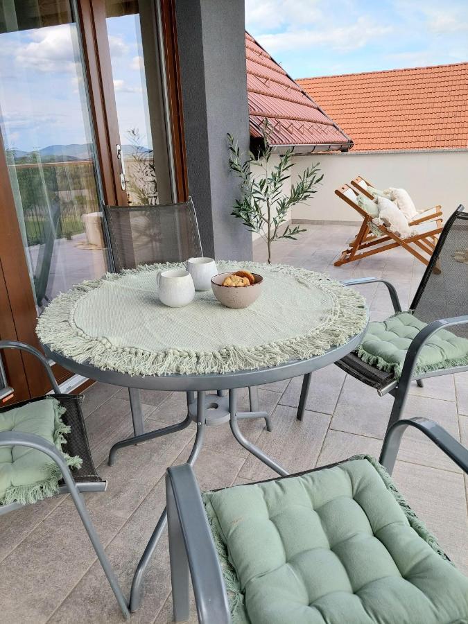 Vineyard Cottage Lan Na Hribu Semic Esterno foto